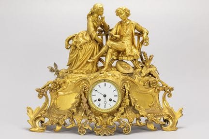 Uhr aus dem 19. Jahrhundert aus vergoldeter Bronze