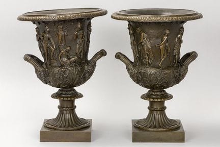 Paire de vases « anciens » de style Empire, en for