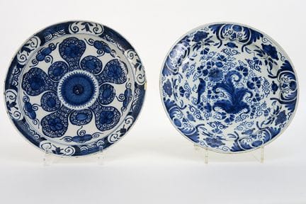 due piatti del XVIII secolo in ceramica di Delft

