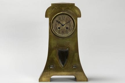 Reloj de estilo Art Nouveau con caja de latón y me