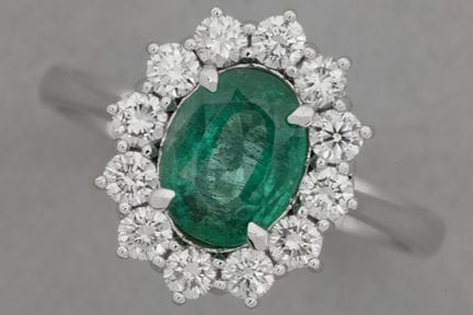 Bague classique de style « cluster » en or blanc (
