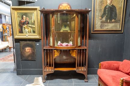 Shaplin &amp; Petter 品牌新艺术风格展示柜，红木制成，饰有镶嵌工艺面板

SHA
