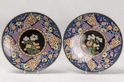 Ein Paar antiker japanischer Schalen aus der Meiji