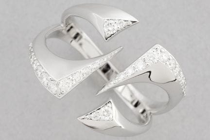 Anello dal design futuristico in oro bianco (18 ca