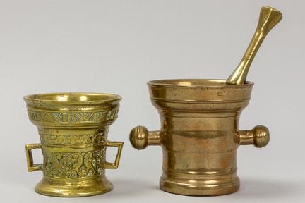 Zwei antike Bronzemörser, jeweils mit Stößel

Set 