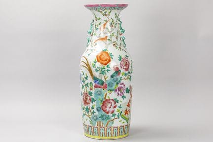 Vase chinois en porcelaine marquée, orné d'un déco