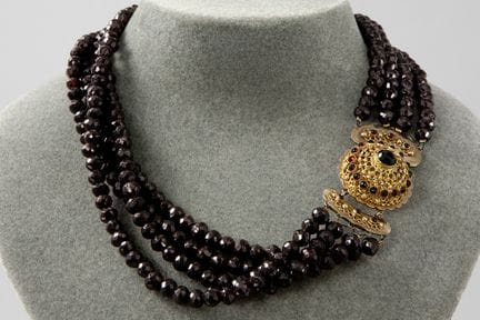 Collana antica con quattro fili di perline di gran