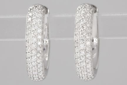 coppia di orecchini in oro bianco (18 carati) con 