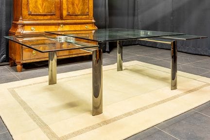 tavolo di design quadrato con ripiani in vetro e i