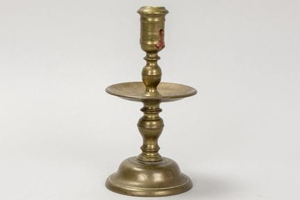 Tropfkerzenhalter aus Bronze aus dem 17. Jahrhunde