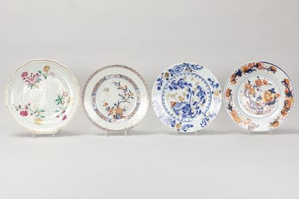 四只18世纪中国瓷盘

Lot van vier achttiende eeuwse borden 
