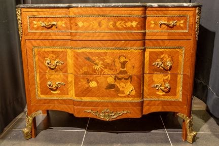 comò neoclassico in intarsio con finiture in bronz