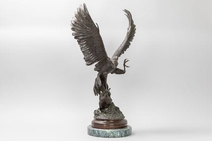 朱尔斯·莫尼耶（1835—1894）
朱尔斯·莫伊尼耶署名的青铜雕塑《鹰》，置于大理石底座上

朱尔