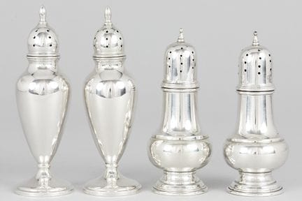 两对刻有“sterling”标记的银制撒粉器

拍品（4）：两对实心银制撒粉器，刻有“sterlin
