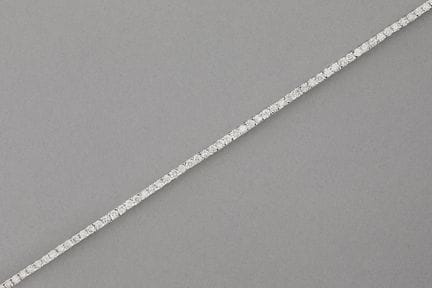 Superbe bracelet en or blanc (18 carats) serti de 