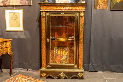 19 世纪法国巴洛克风格的拿破仑三世 "布勒 "单门展示柜，饰以镀金青铜支架 

FRANKRIJK