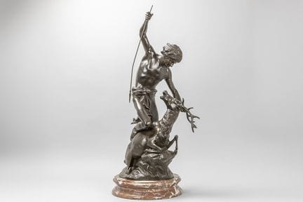 奥古斯特·莫罗（1834 - 1917）
根据奥古斯特·莫罗原作制作的青铜雕塑，置于大理石底座上——