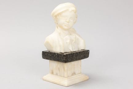 朱塞佩·皮乔莱（活跃于约1890年至1920年）
朱塞佩·皮乔莱署名的雪花石膏雕塑，置于大理石底座上