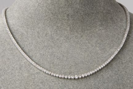 Splendida collana dal raffinato design “rivière” i