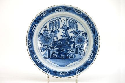 Piatto olandese del XVIII secolo in maiolica di De