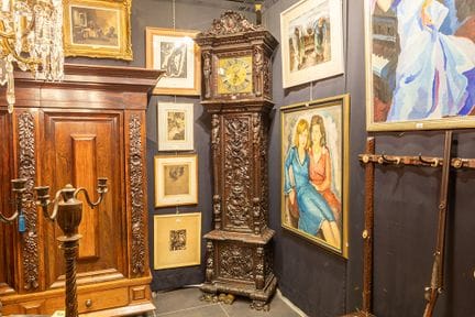 Eindrucksvolle Standuhr mit einem reich verzierten