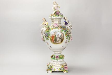 large lidded urn in richly decorated porcelain

Gr