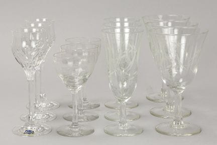 37 glasses of different sets, most in crystal

Lot