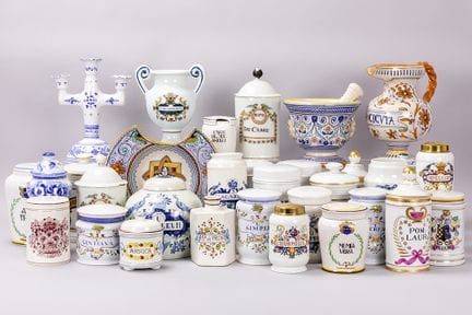 large lot of pharmaceutical jars and others in por