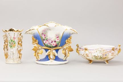 3pcs of porcelain, two cornet vases and a bowl

Lo