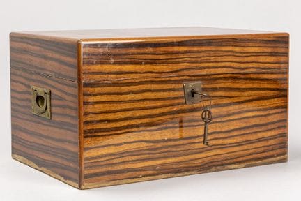 marked "Davidoff" humidor 

DAVIDOFF humidor  -  m