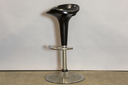 sgabello vintage in metallo e resina nera

Sgabell