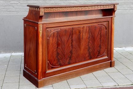 mobile bar in mogano con piano in pelle

Mobile ba