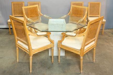Set da 9 pezzi composto da un tavolo di design con