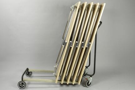 cinque tavoli pieghevoli Lammhults su un carrello
