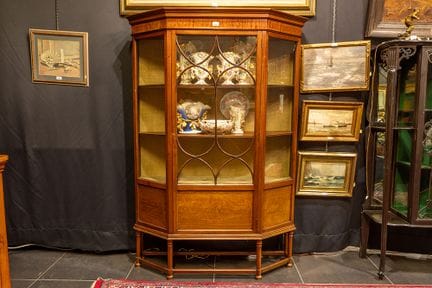 Vetrina neoclassica “antique” in mogano e noce con