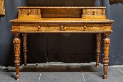 Scrivania tedesca del XIX secolo in noce con raffi