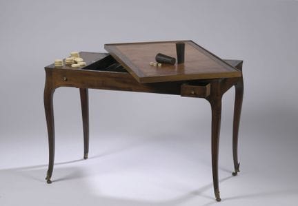Mesa de backgammon de caoba y chapa de caoba, con 