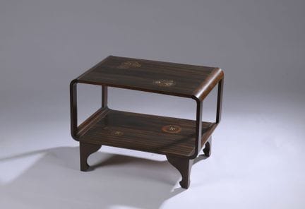 Louis MAJORELLE (1859-1926). Mesa baja con un cajó