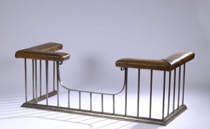 Banquette de foyer à retours dite "club fender" à 