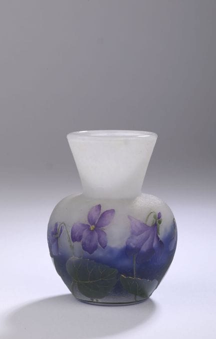 DAUM, Francia. Violetas
Jarrón ovoide de cuello al