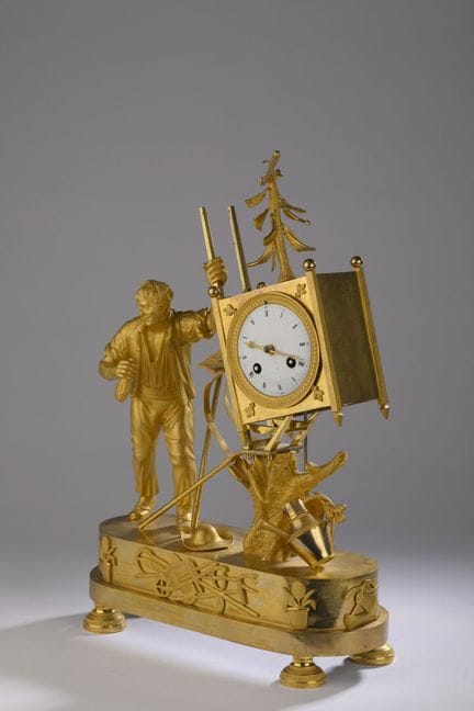Reloj de pie con figura de un jardinero que sostie