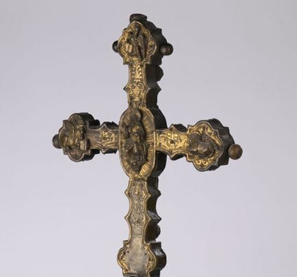Cruz procesional, con núcleo de madera recubierto 
