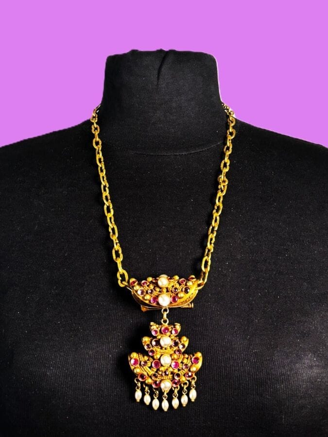 HENRY Collier à pendentif broche d'inspiration orientale en métal doré strass roses  et perles nacrées - non signé
Ht totale 32 cm 
Pendentif 7 cm