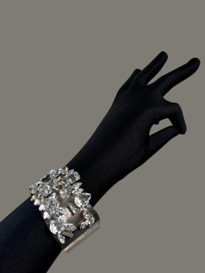 CHRISTIAN LACROIX MADE IN FRANCE Bracelet manchette ouvert en métal argenté et strass blanc - signé
Diam 6,5 cm