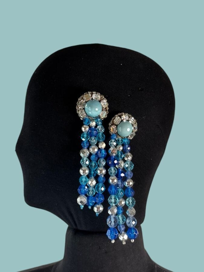 COPPOLA E TOPPO Paire de clips d'oreilles en métal chromé cabochon de verre turquoise et strass pampilles de vere facetté bleu et argenté - signée                                                                                                                                         Ht : 12 cm
