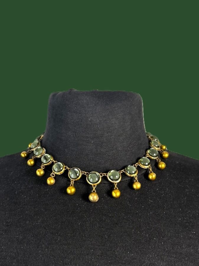 DENISE GATARD Collier collerette en métal doré à pastilles de céramique crème cabochons de verre gris et petites perles dorées - non signé
Longueur 43 cm