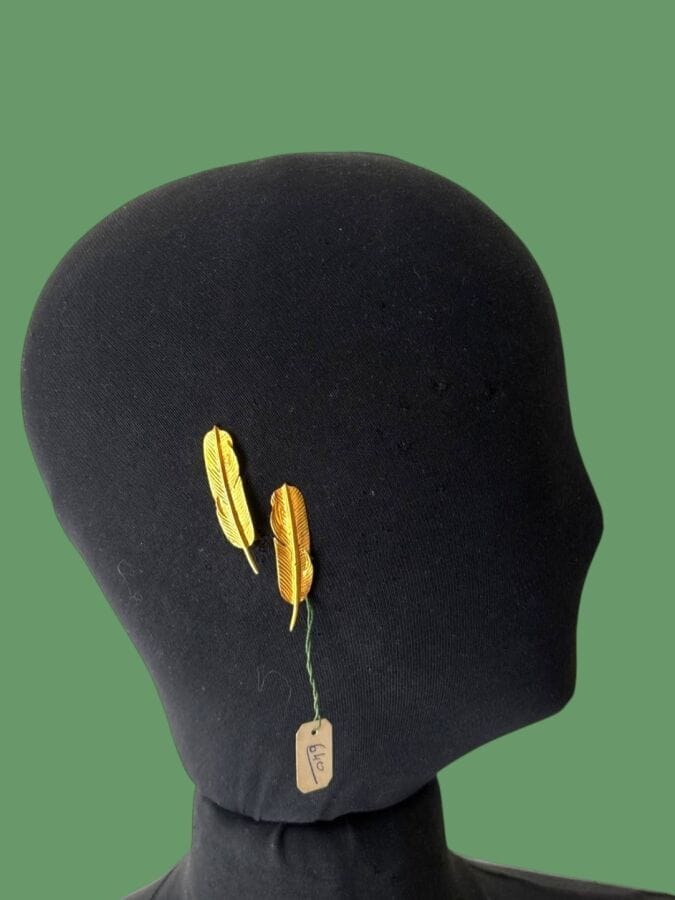 PAUL WIEGANT Pair of feather-shaped ear clips in gold-plated metal—unsigned stock label                                                                                                 Height: 4.5 cm