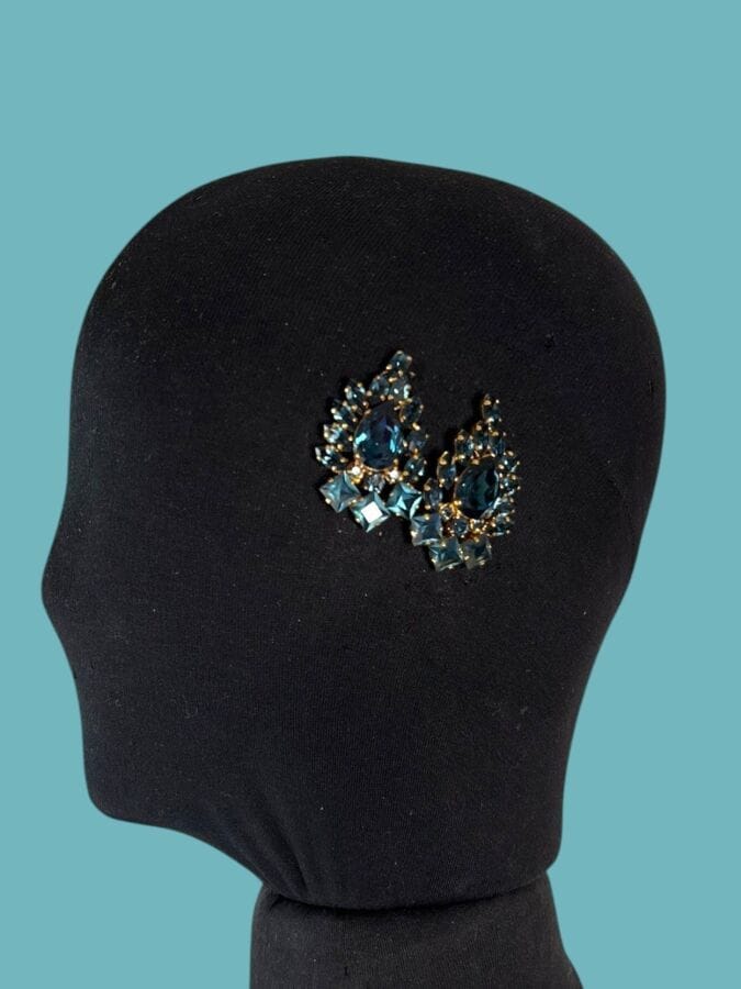 NINA RICCI Paire de clips d'oreilles en métal doré et strass bleus - signée avec pochon 
Ht 4,5 cm