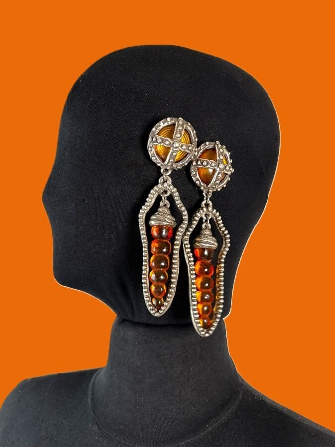 MARIA BARON Pair of horn-shaped resin drop earrings in silver and amber—unsigned
Height: 13 cm