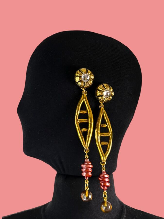 MARIA BARON Paire de clips d'oreilles Paris - Biarritz en métal et résine doré - siglé
Ht : 16 cm